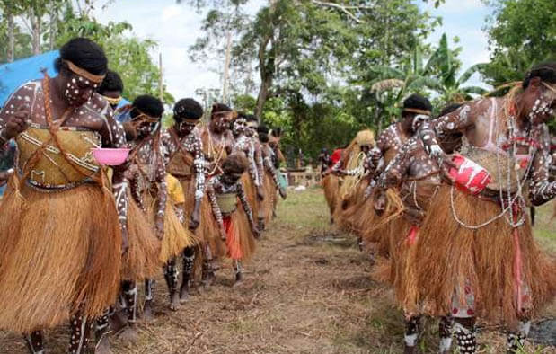 baju adat tradisional wanita papua