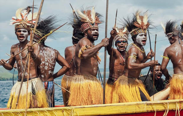  Pakaian  Adat  Papua yang Populer Koteka Rok Rumbai 