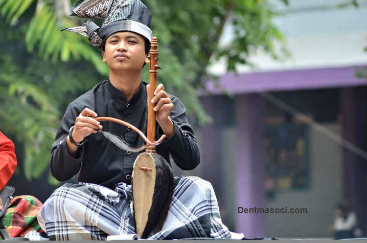 Jenis Alat  Musik  Tradisional  Indonesia dan Cara Memainkannya