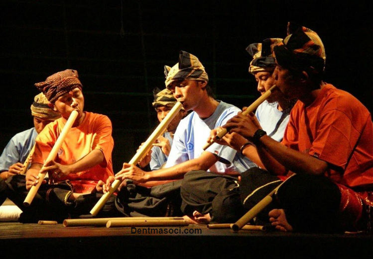 Jenis Alat  Musik  Tradisional Indonesia dan Cara Memainkannya